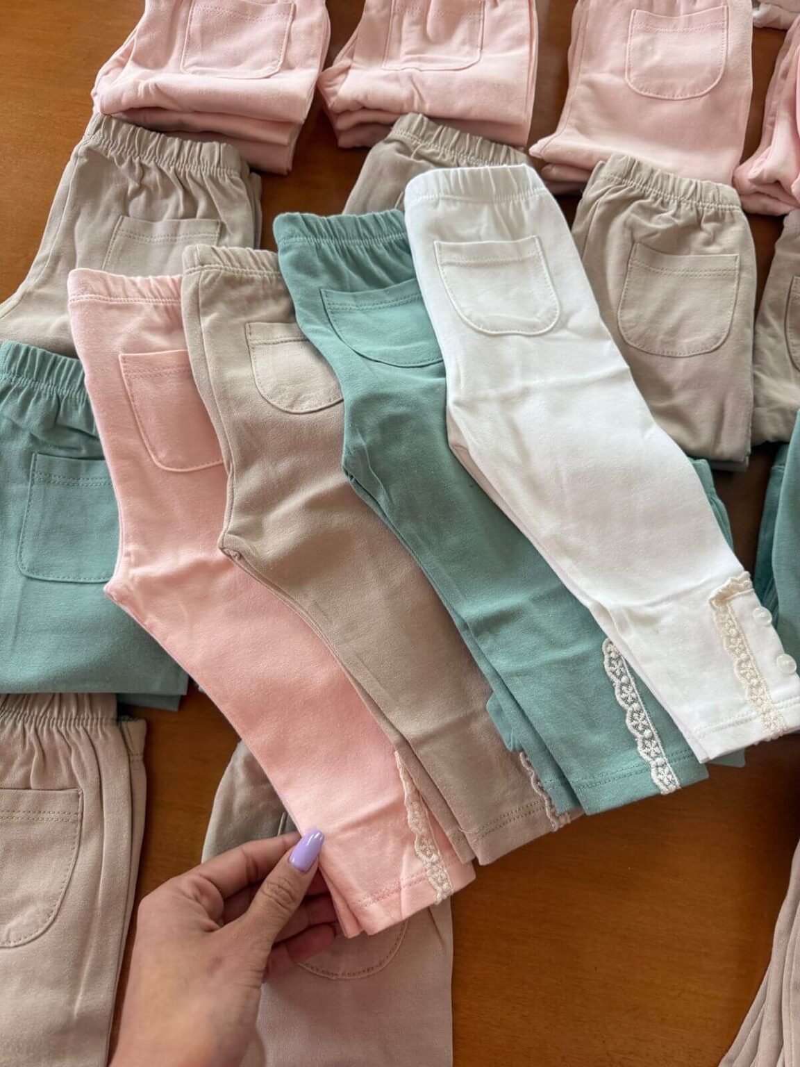 Calzas de algodón con puntilla y botón