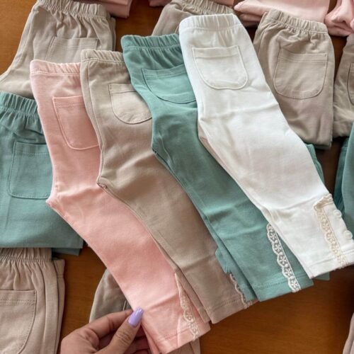 Calzas de algodón con puntilla y botón