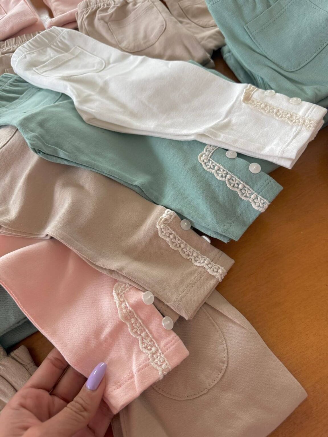 Calzas de algodón con puntilla y botón