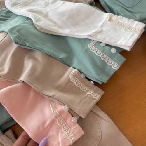 Calzas de algodón con puntilla y botón