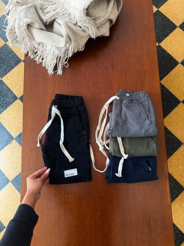 Bermuda Jogger elastisada corte chino con cordón