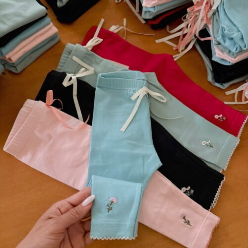 Calza bordada con puntilla