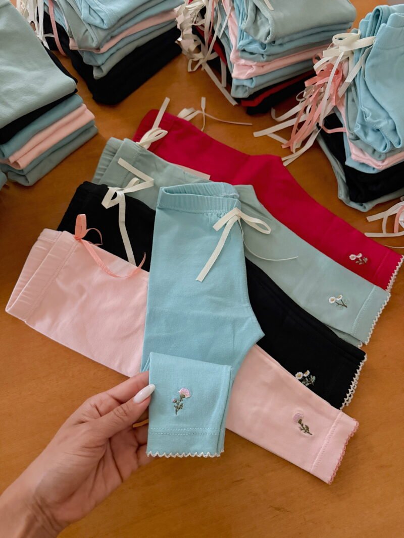 Calza bordada con puntilla