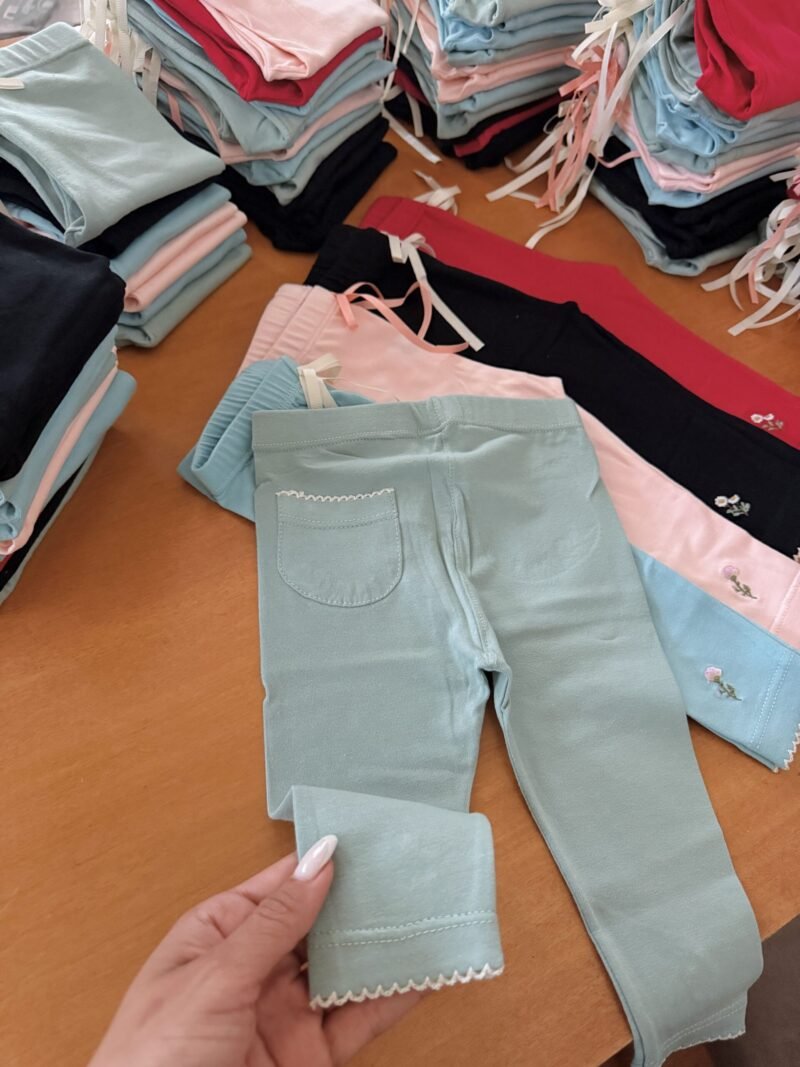 Calza bordada con puntilla