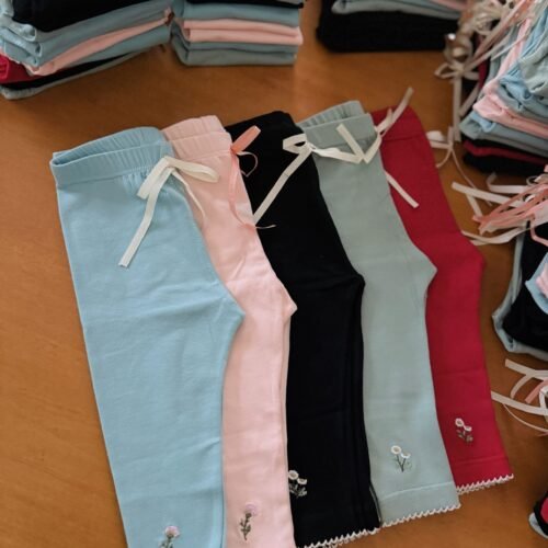 Calza bordada con puntilla