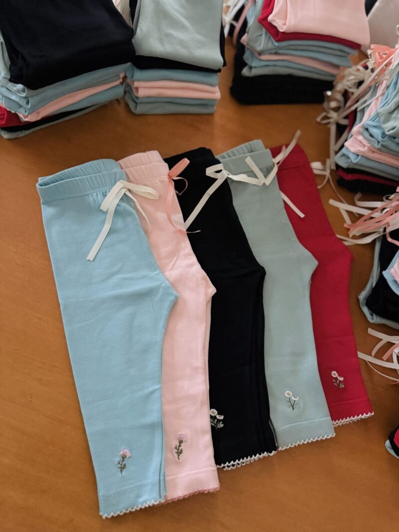 Calza bordada con puntilla