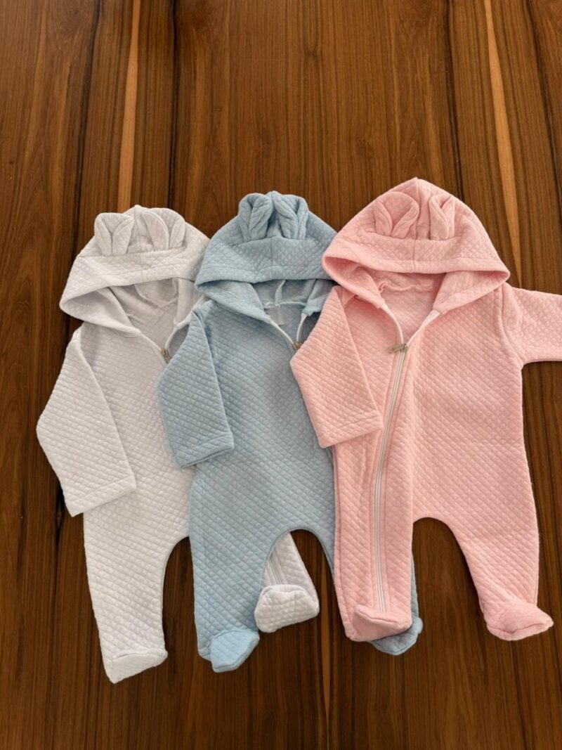 ENTERO MATELASSE CON CAPUCHA CON OREJITAS