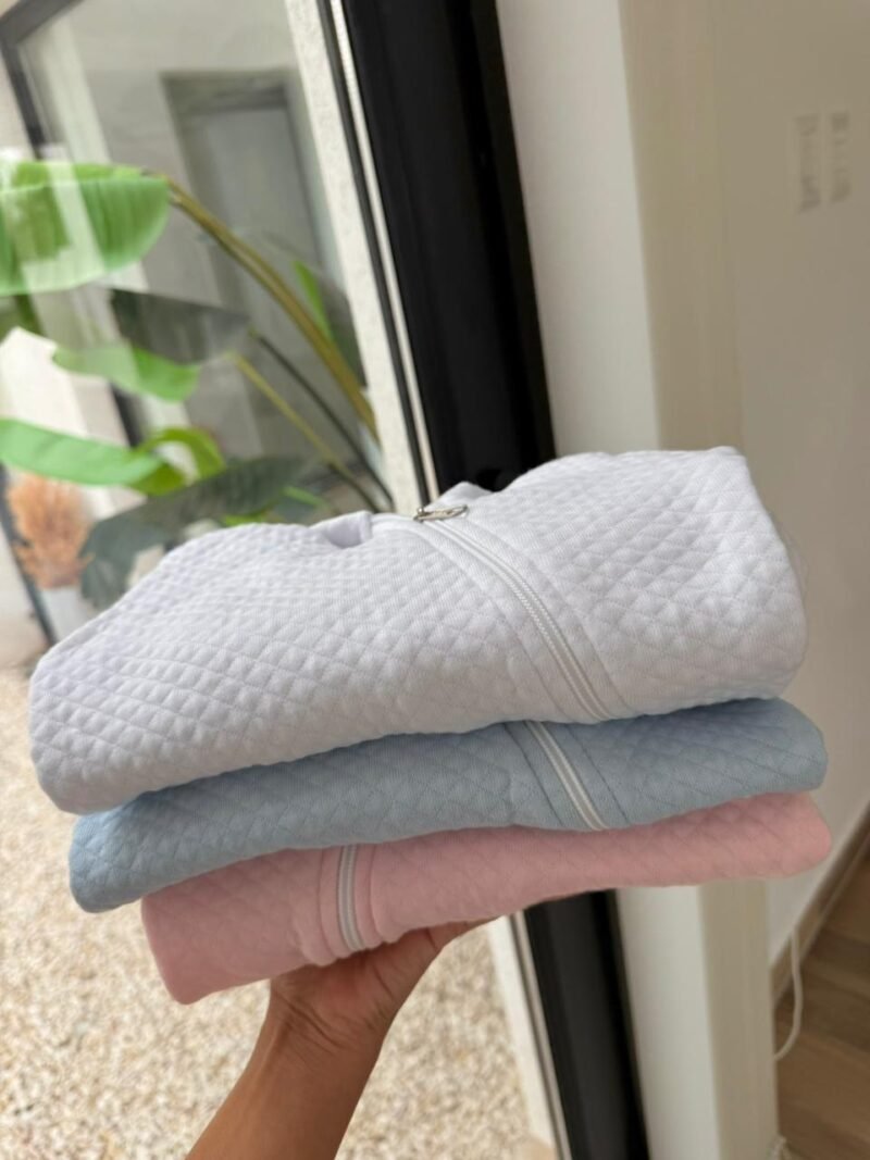 ENTERO MATELASSE CON CAPUCHA CON OREJITAS