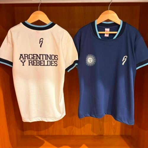 WhatsApp Image 2026-07-14 at 7.53.47 AM (1) REMERA ARGENTINA CON CUELLO Y PUÑO TEJIDO