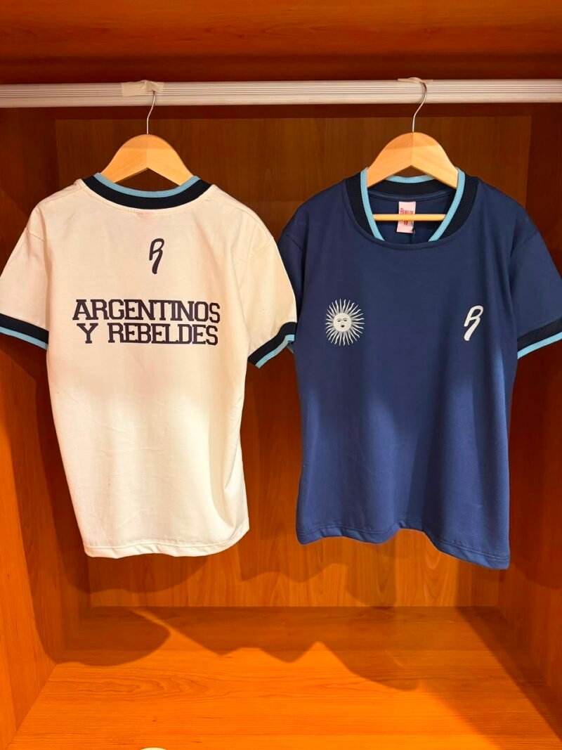 WhatsApp Image 2026-07-14 at 7.53.47 AM (1) REMERA ARGENTINA CON CUELLO Y PUÑO TEJIDO