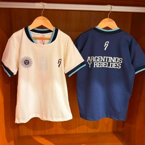 WhatsApp Image 2026-07-14 at 7.53.47 AM REMERA ARGENTINA CON CUELLO Y PUÑO TEJIDO