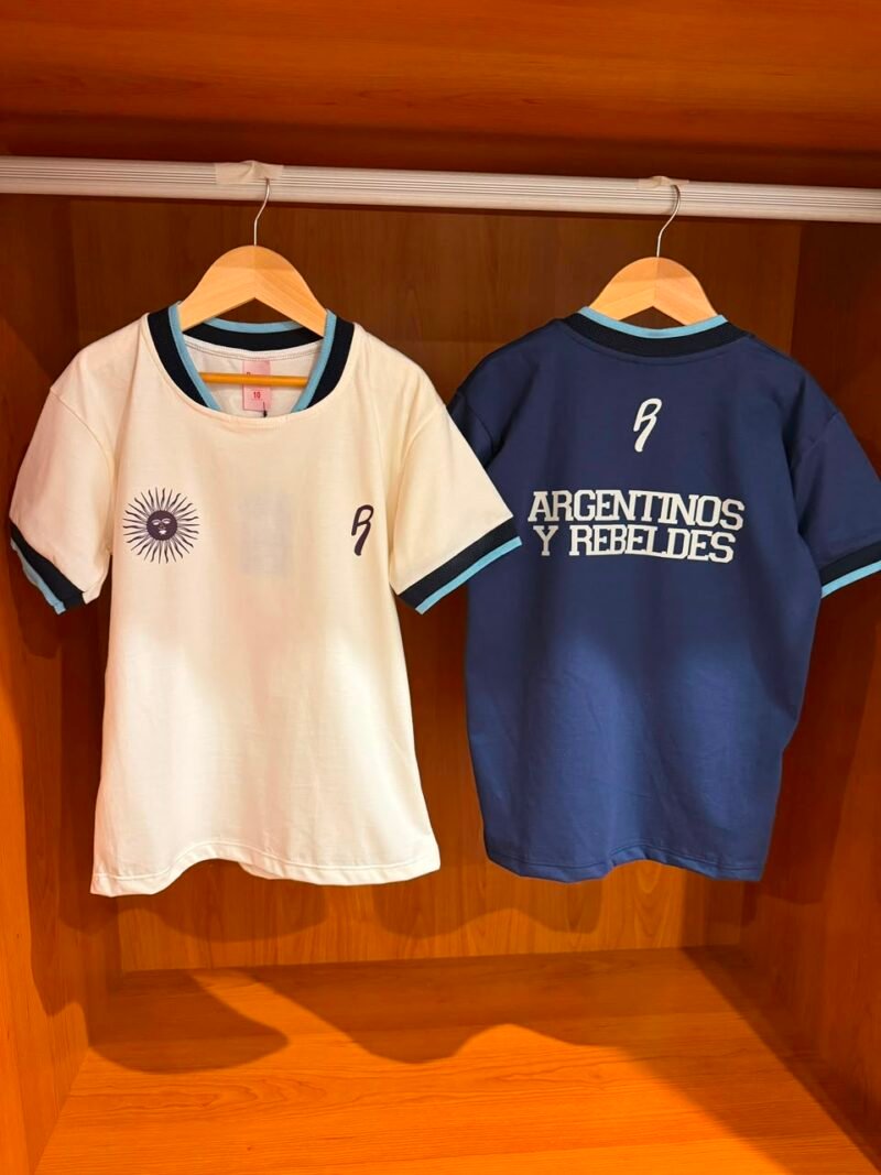 WhatsApp Image 2026-07-14 at 7.53.47 AM REMERA ARGENTINA CON CUELLO Y PUÑO TEJIDO