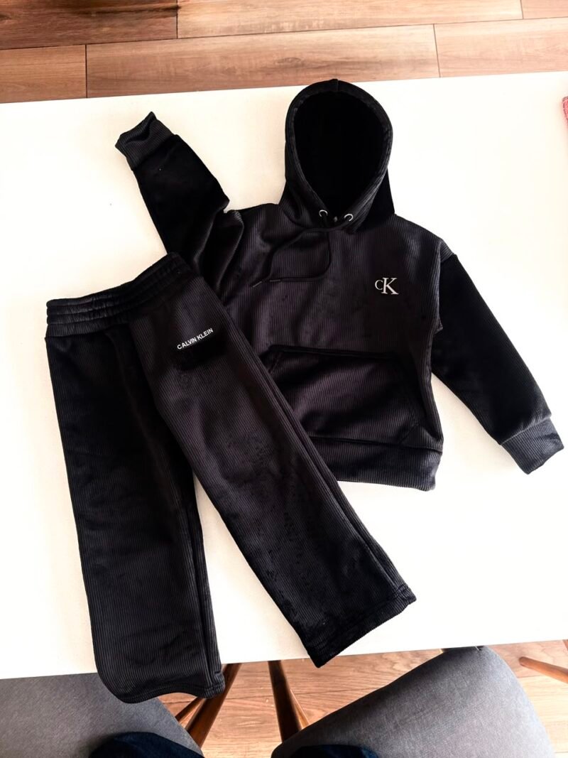 CONJUNTO DEPORTIVO CON CORDERO