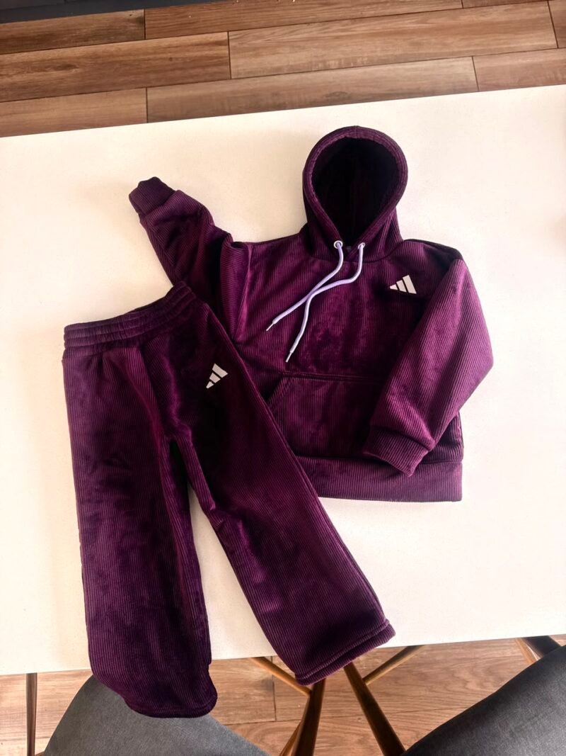 CONJUNTO DEPORTIVO CON CORDERO