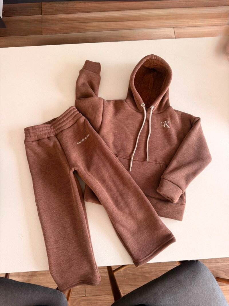 CONJUNTO DEPORTIVO CON CORDERO