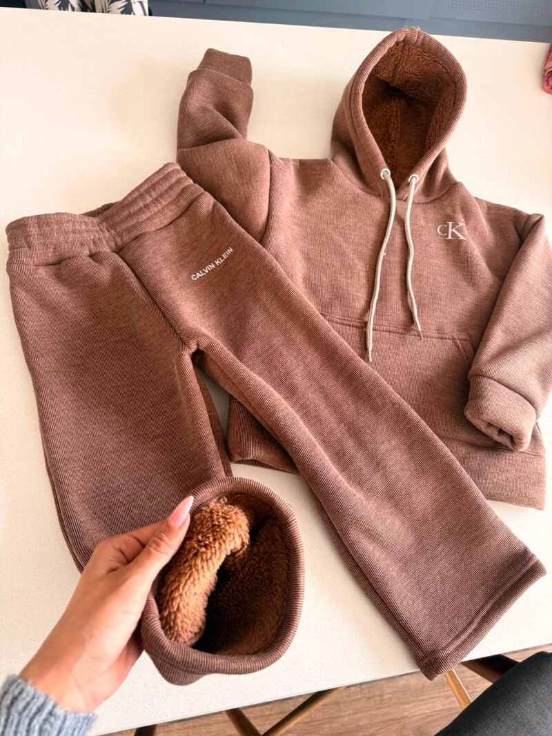 CONJUNTO DEPORTIVO CON CORDERO